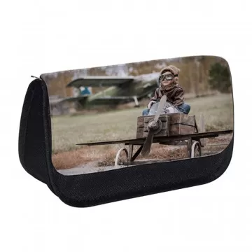 Trousse noire avec rabat avant imprimé